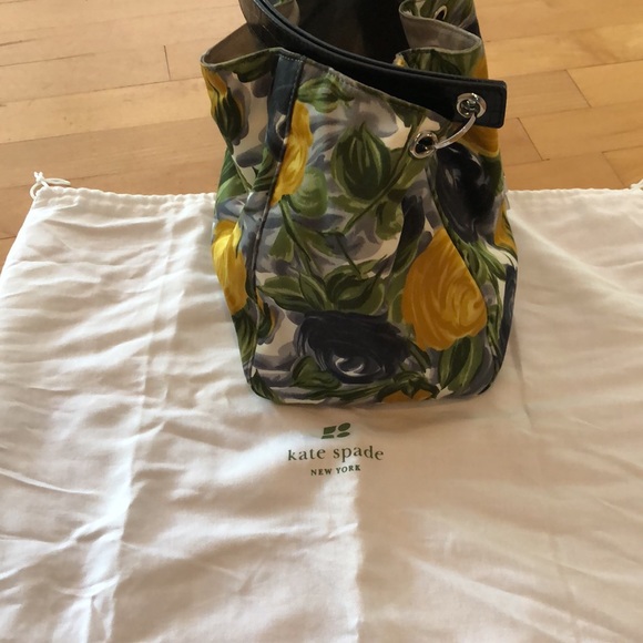 Beautiful Kate Spade bag flower pattern - Picture 4 of 12